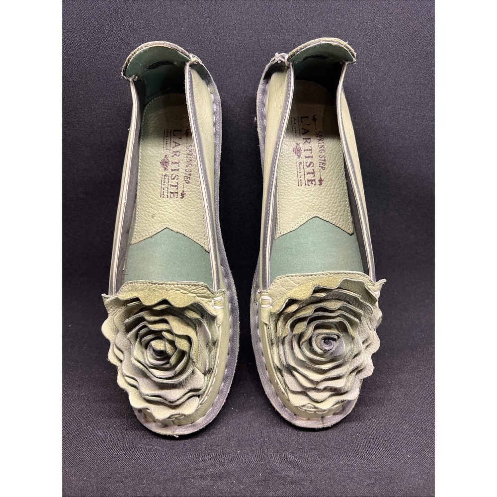 NWOB- L' ARTISTE DEZI  39/8.5 Hand painted Leather Floral Detail Green Loafers